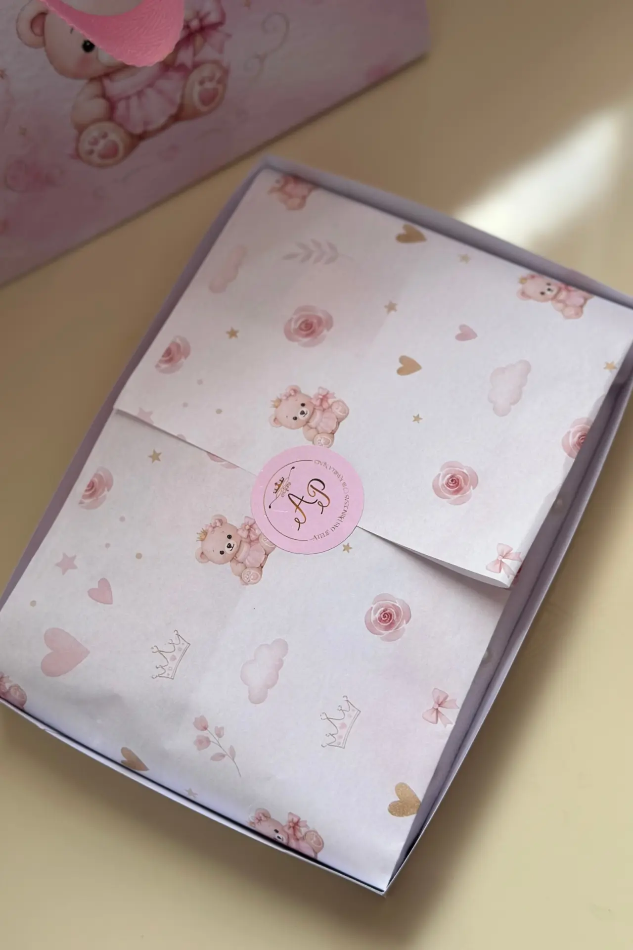 Papel de seda estampado da Coleção Princesinha dentro da caixa